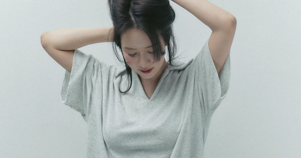 Song Ji Hyo Tampil Berani Tanpa Celana