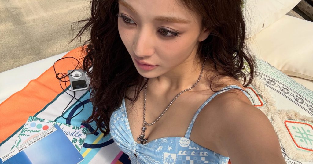 Jihyo TWICE Pamer Kecantikan Uniknya dalam Pakaian Pantai